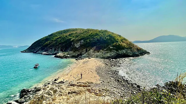 Ap Lei Pai from its tombolo