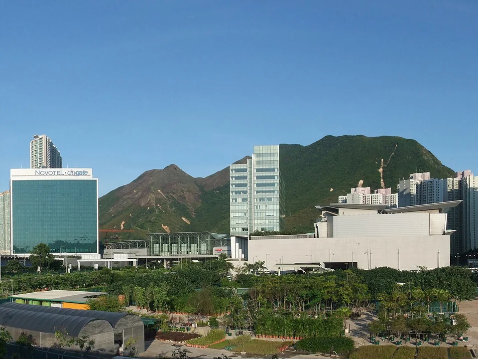 Por Kai Shan and Pok To Yan above Tung Chung.