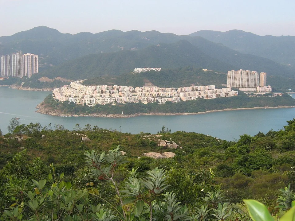 Red Hill and the Redhill Peninsula residential area (image uploaded in 2007).