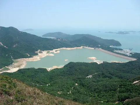 從山徑俯瞰石壁水塘